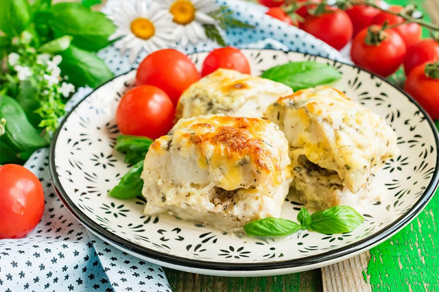 Запеченный минтай под румяной сырной шапочкой